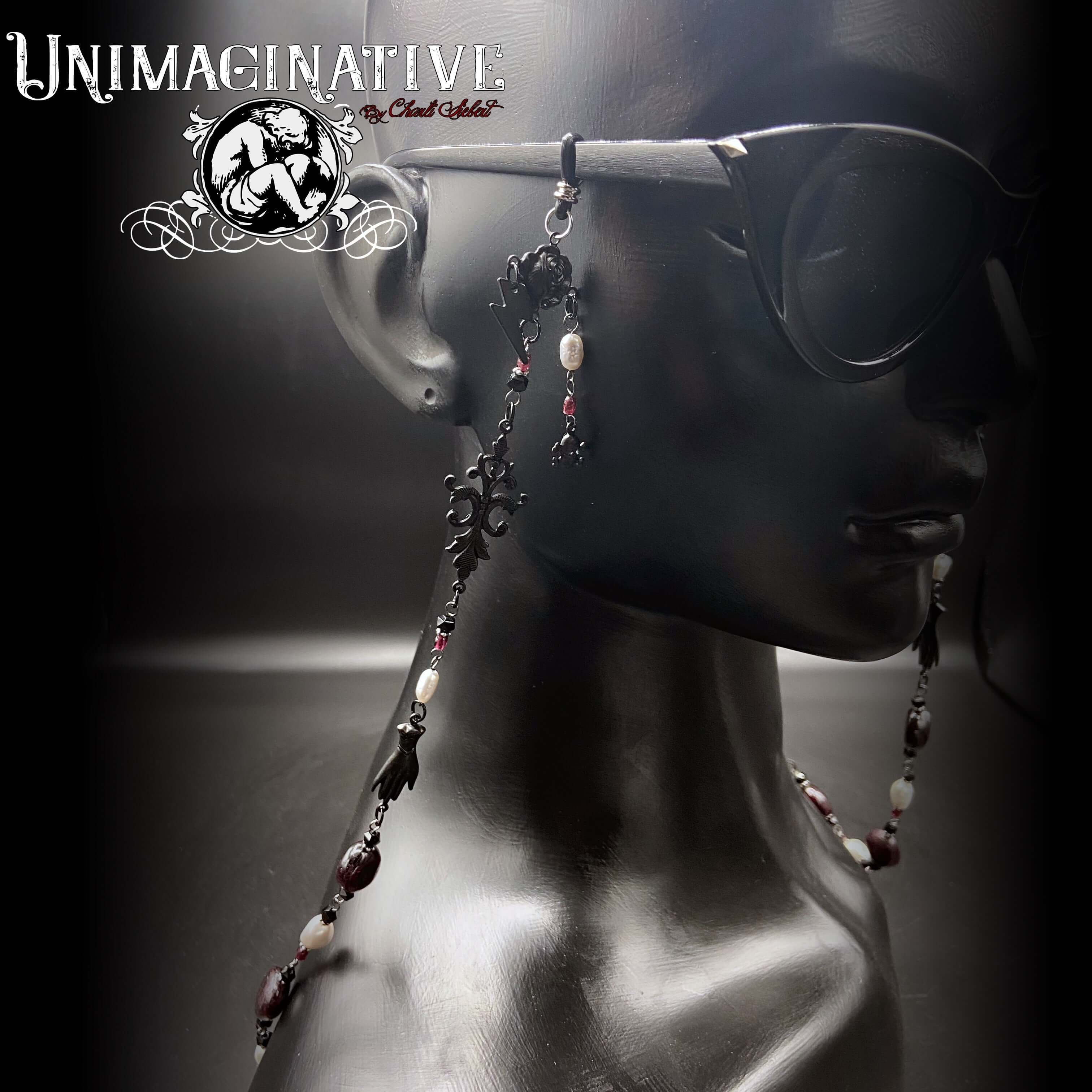 Une chaîne de lunettes Death of Romance